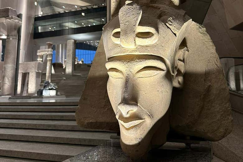 Busto do faraó Akhenaton nos degraus do Grand Egyptian Museum