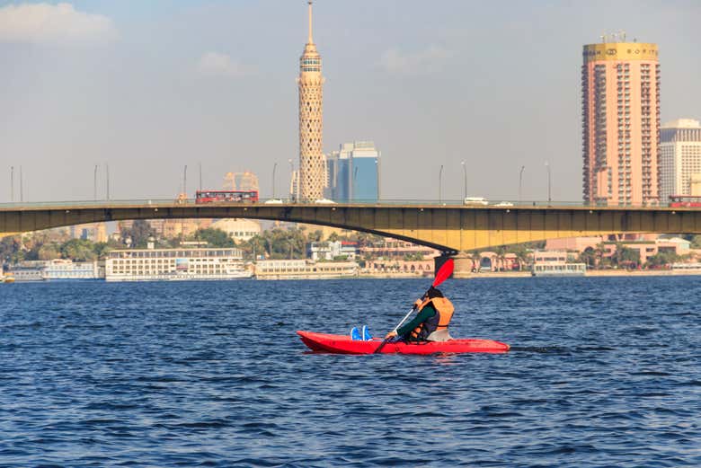 Remando pelo Nilo com os edifícios do Cairo ao fundo
