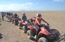 Tour de quadriciclo pelo deserto com jantar beduíno